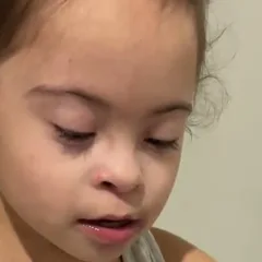 Criança fazendo atividade em casa