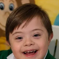Menino sorrindo com o material